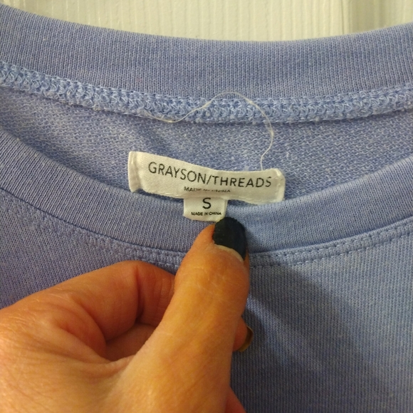 Adorable cold-shoulder periwinkle top - Picture 3 of 6